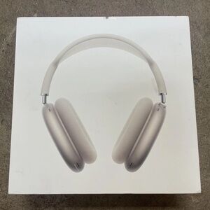 Apple AirPods Max with Smart Case STILL SEALED Silver/white - Brand New